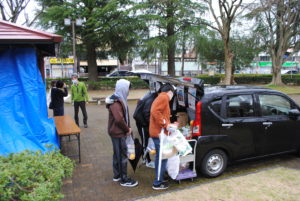 風雨の中で行われた３月の五福・食料支援