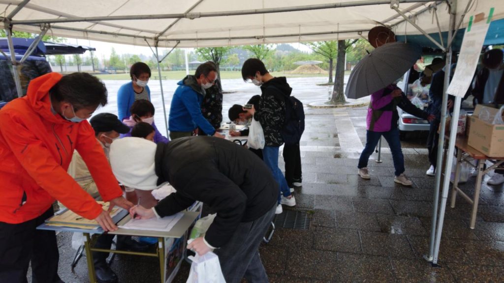 テントの中、アンケートに応える学生ら